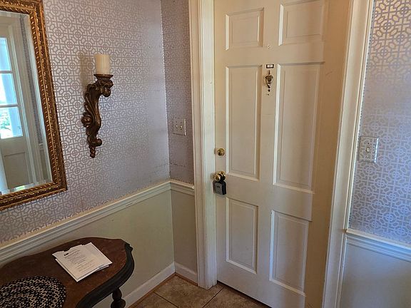4th image of 2632 Grosvenor Pl #B