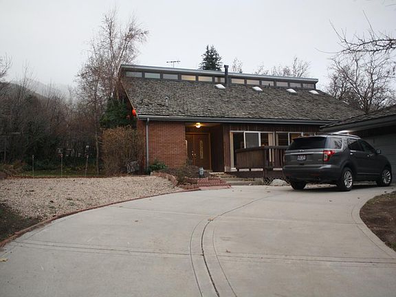 Driveway with RV or additional car parking and 2 car garage