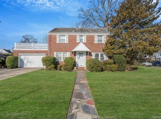 15 Seeley Court, Malverne, NY 11565