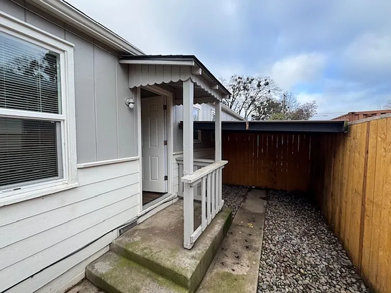 518 Alberts St — Photo 2