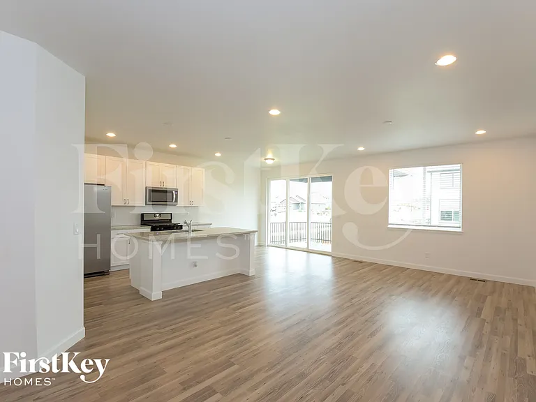 496 Kansas Ave — Photo 5