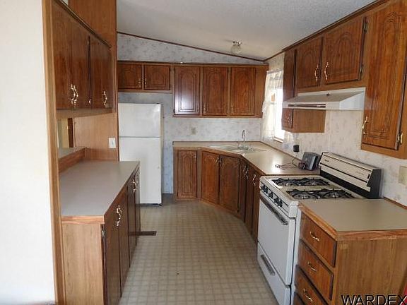 3rd image of 839 Holly St