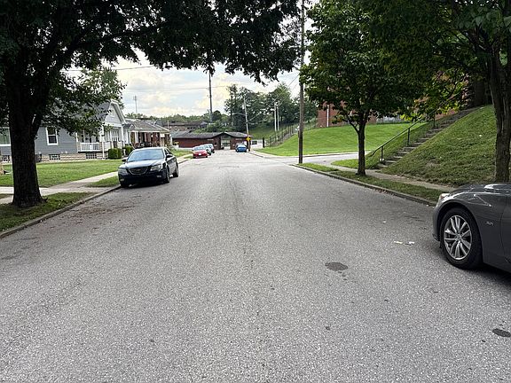 4th image of 122 E 24th St