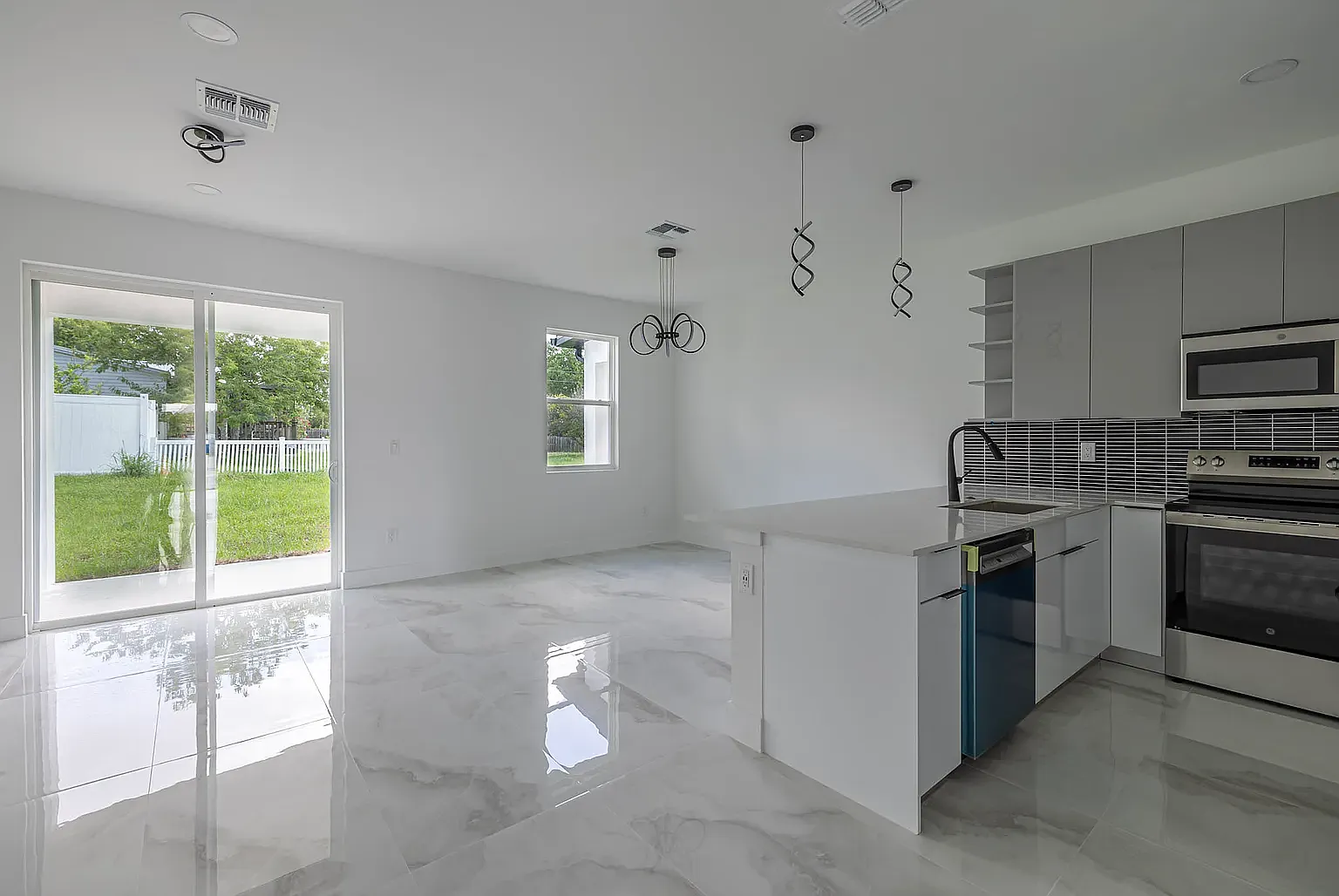 3 bed, 1465 sqft, $2,000 — Photo 3