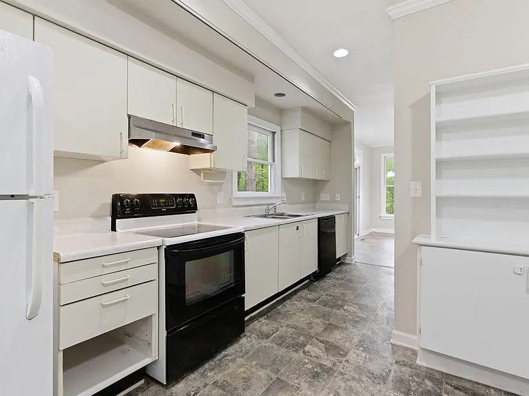 102 Markham Dr — Photo 10