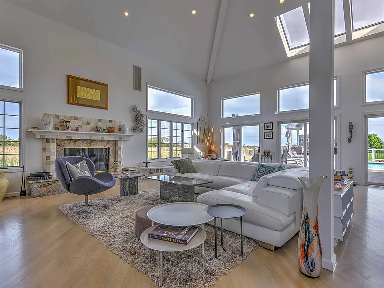 13 Bay Meadow Ln — Photo 4