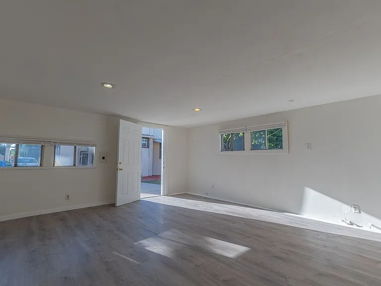 2226 S Redondo Blvd — Photo 18