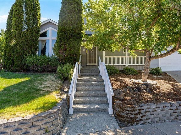 3rd image of 17 Meadowfield Cir