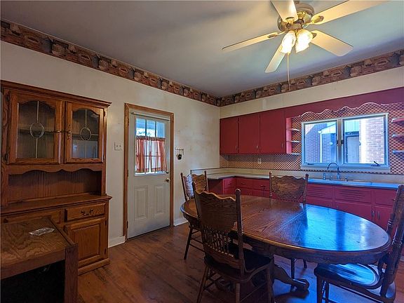 5th image of 425 Scott Ave