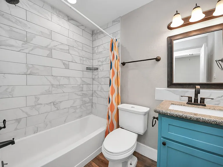 1322 E 36th St — Photo 37