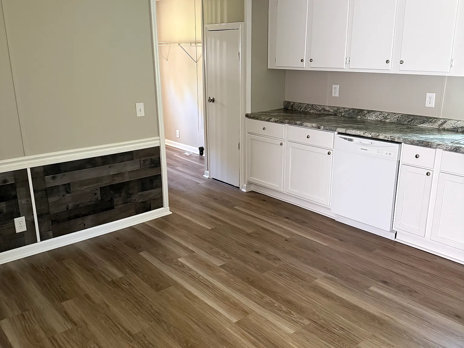 3 bed, 1500 sqft, $1,100 — Photo 2