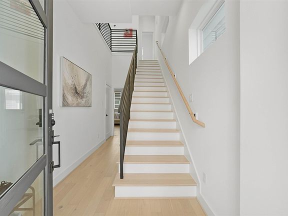 4th image of 3006 Lamar St