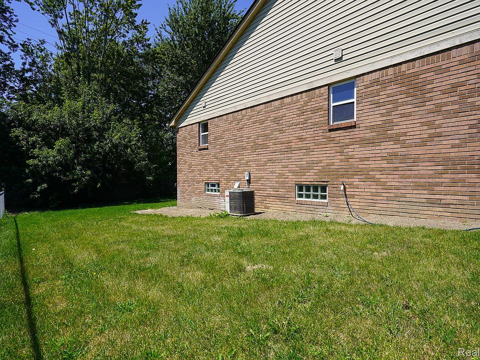 51819 Kings Pointe Dr, photo 9