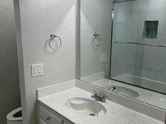 3rd image of 405 Kamber Ln