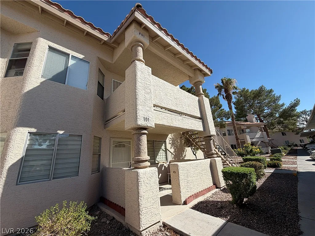 2 bed, 2.0 bath, 912 sqft, $1,395 — Photo 1
