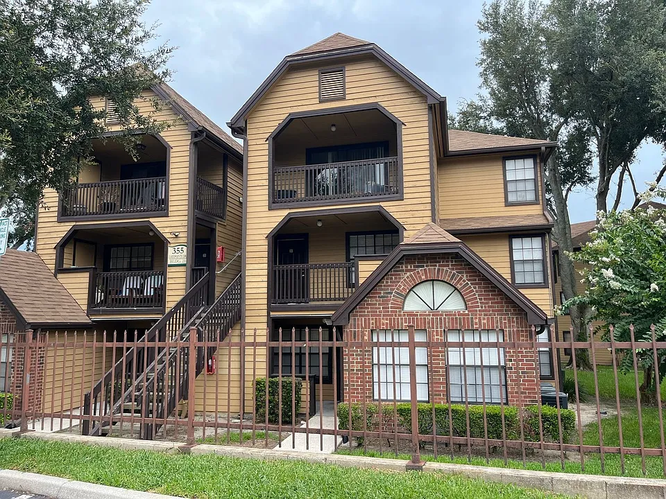 355 Lakepointe Dr #102