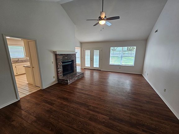 4th image of 1309 E Amber Dr