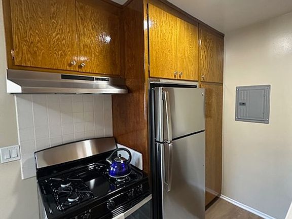 4th image of 567 N Holliston Ave #11