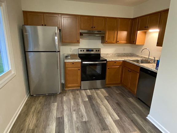 Kitchen w LVT Flooring