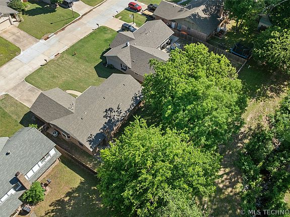 3rd image of 1929 W Oakridge St