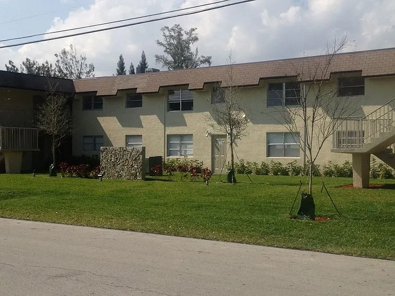 Lakeview Apartments - 5911 SW 41 St — Photo 36