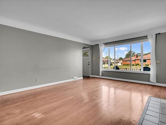5th image of 22400 Petersburg Ave