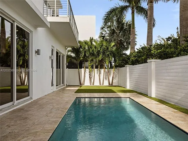 5 bed, 5.5 bath, 4628 sqft, $13,500 — Photo 2