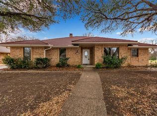 813 Hunters Creek Dr, Desoto, TX 75115