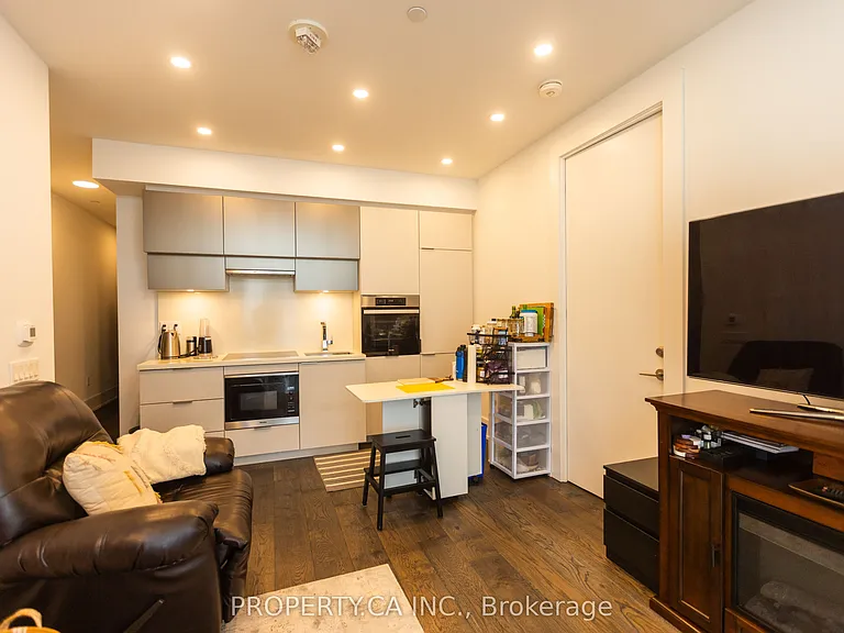 39 Roehampton Ave #4304 — Photo 8