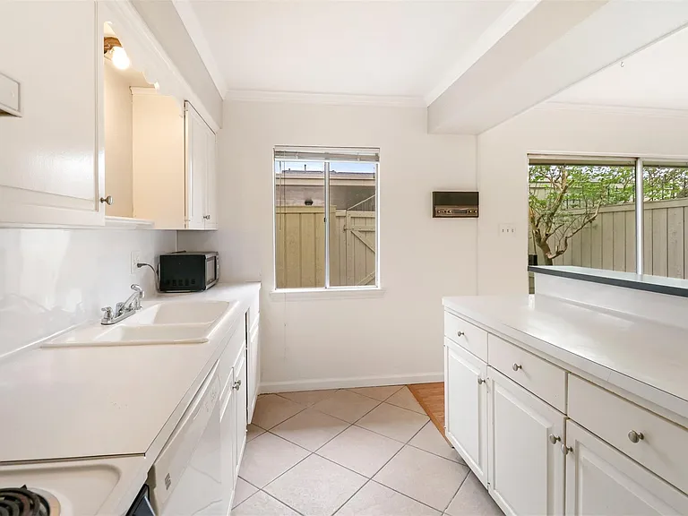 6332 Chevy Chase Dr #16 — Photo 8