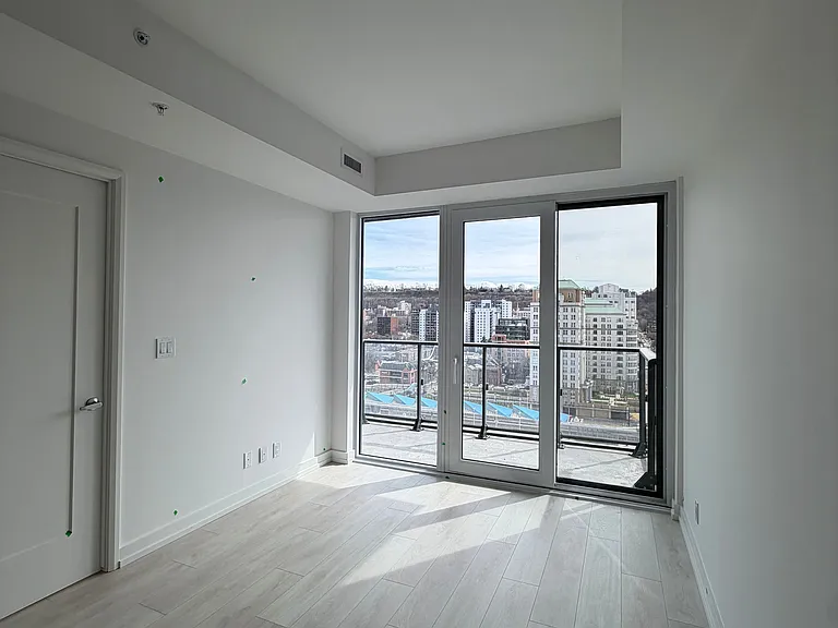 75 James St S #1323 — Photo 11