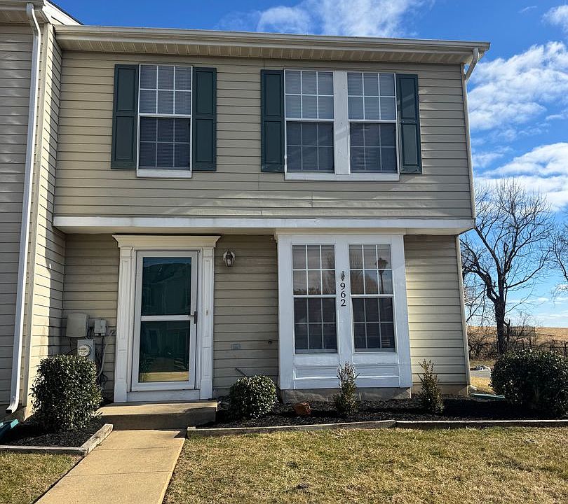 1st image of 962 Gainsborough Ct