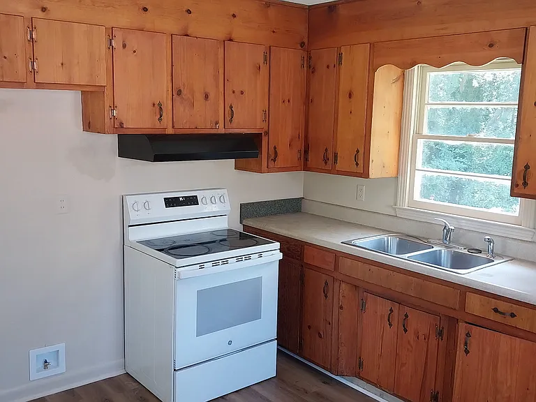 560 Owens Dr — Photo 6