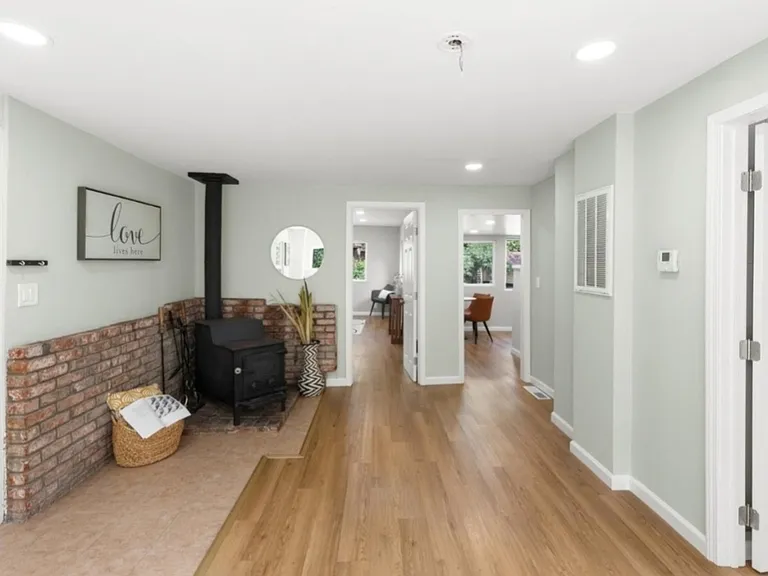 19046 Laurel Dr — Photo 4