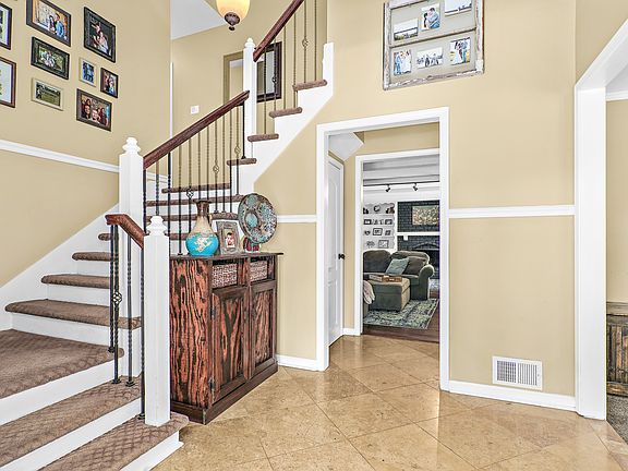 4th image of 313 E Bridlespur Dr