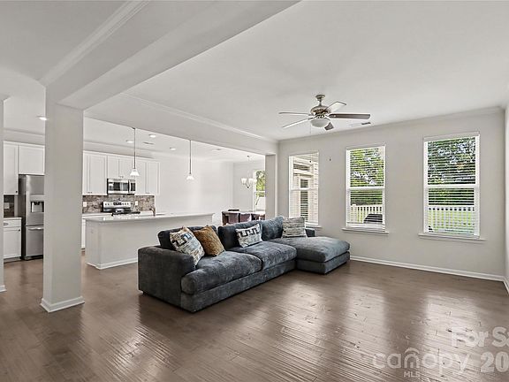 5th image of 809 River Park Rd