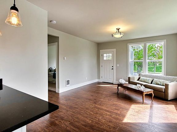 3rd image of 927 2nd Ave NW