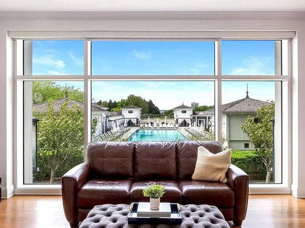 1 Tower Dr APT 203, Portsmouth, RI 02871