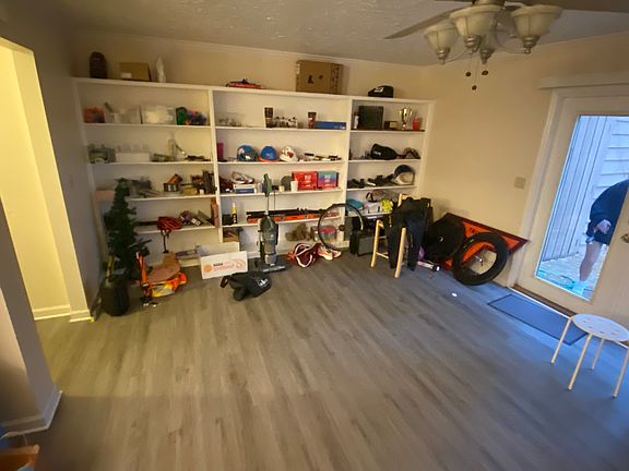 3rd image of 913 Lora Ln