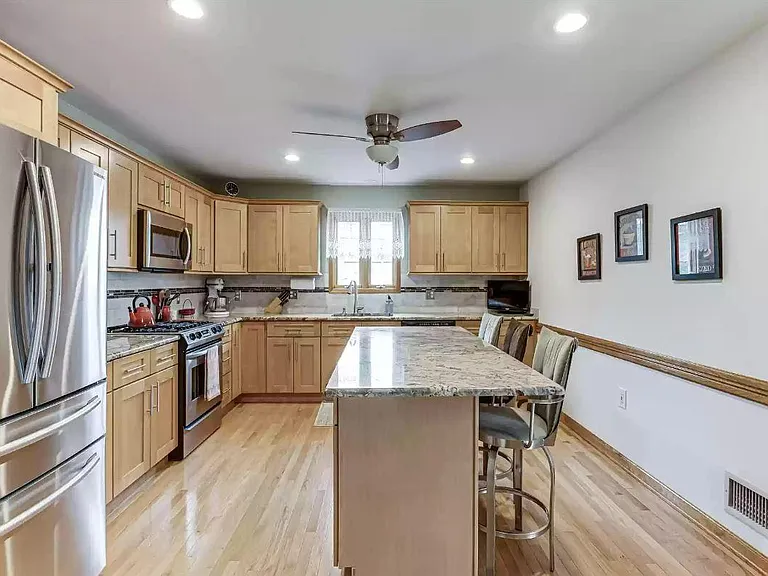 229 Knopf St — Photo 5
