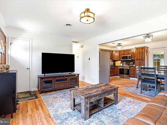 5th image of 7625 Mountain Laurel Rd