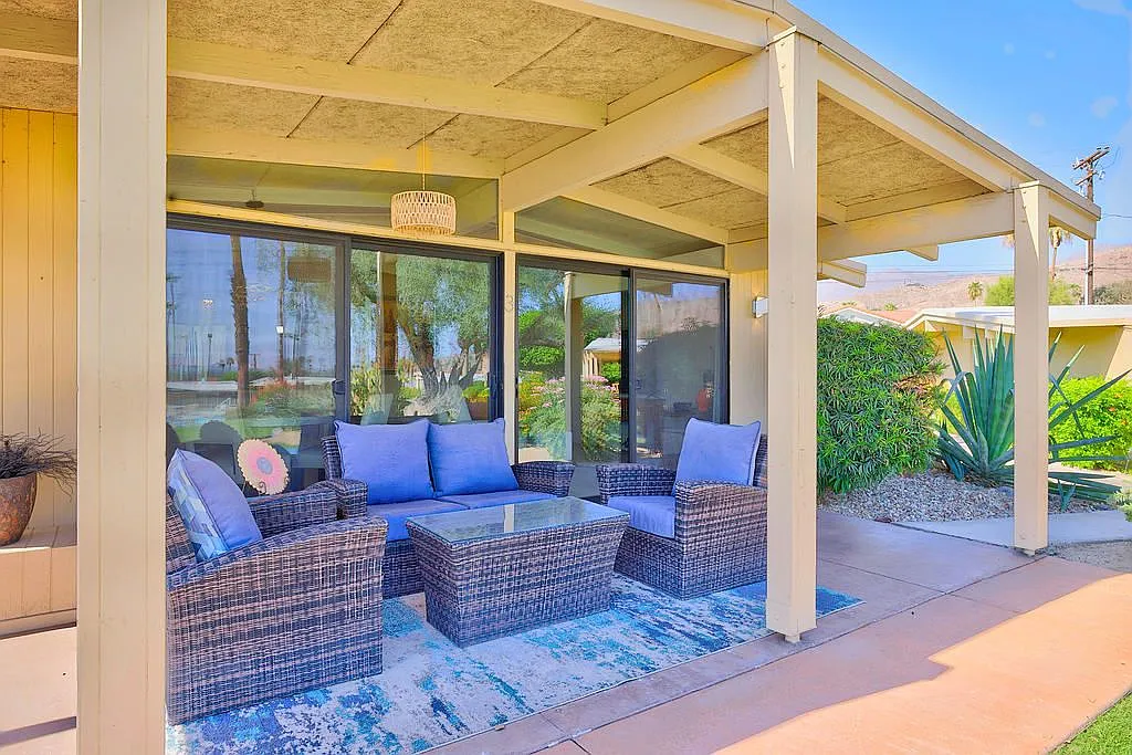 2 bed, 2.0 bath, 1104 sqft, $4,500 — Photo 3
