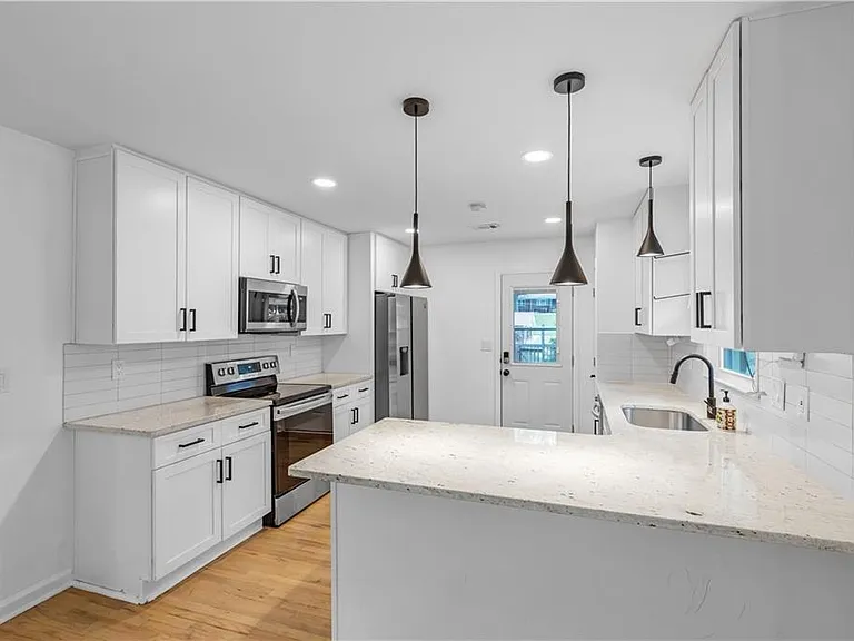 844 Deckner Ave SW — Photo 8
