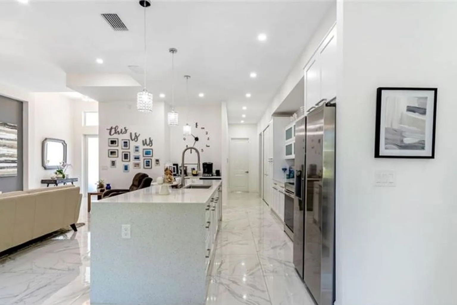 Beautiful-Unfurnished Annual Rental 3+Den 2 Car Garage Now Available — Photo 2
