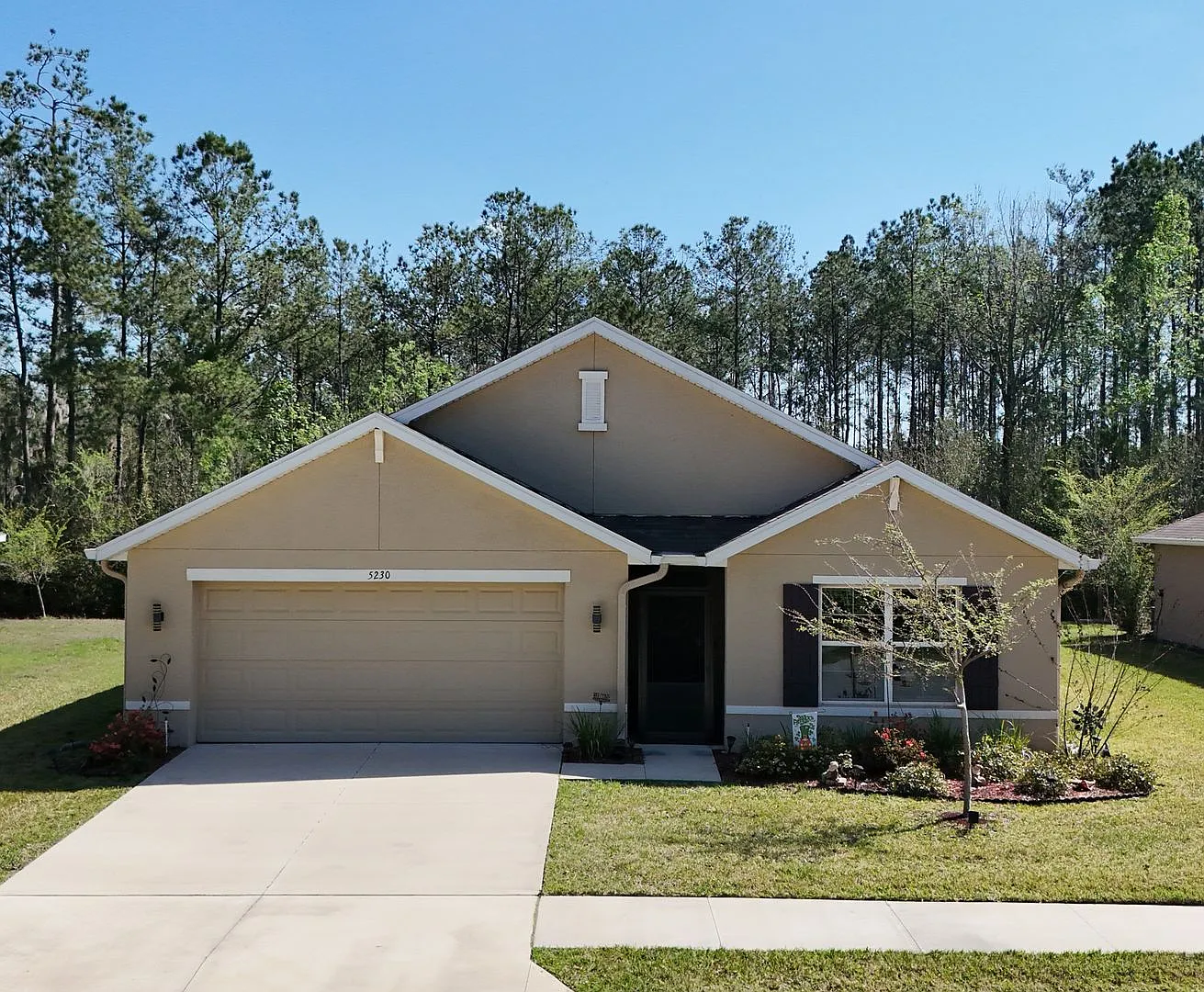 Beautiful 4 Bedroom Home in Gated Golf Course Community — Photo 1