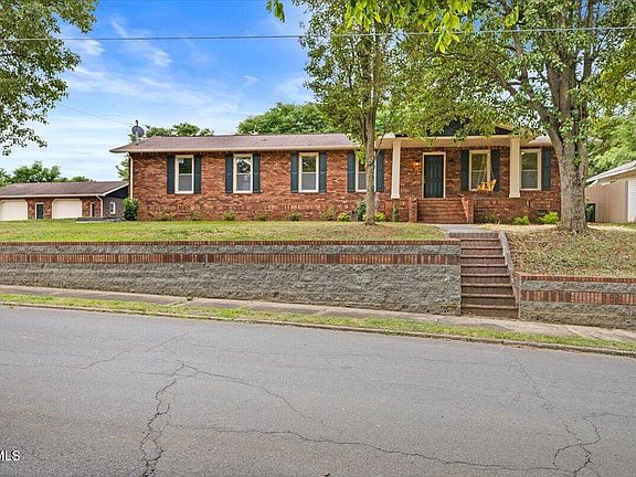 4th image of 613 Holly Ln