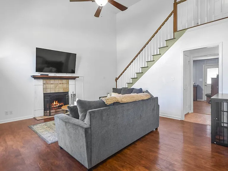 506 Brentwood Cir — Photo 2