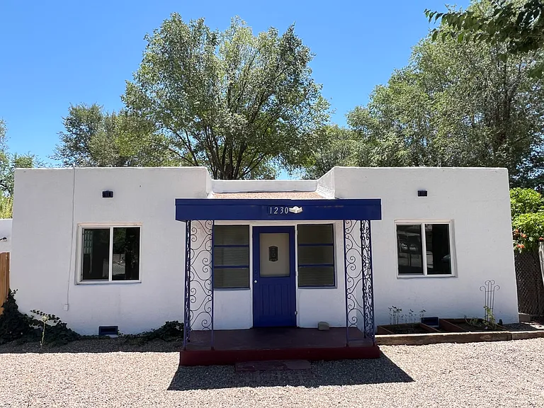1230 Montrose Pl SW — Photo 1