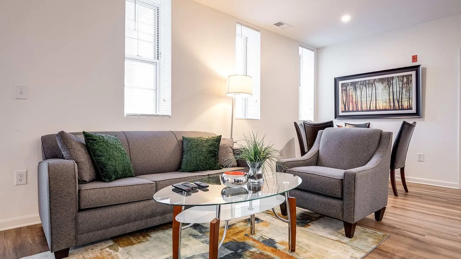 1 bed, 1.0 bath, 861 sqft, $7,352 — Photo 3