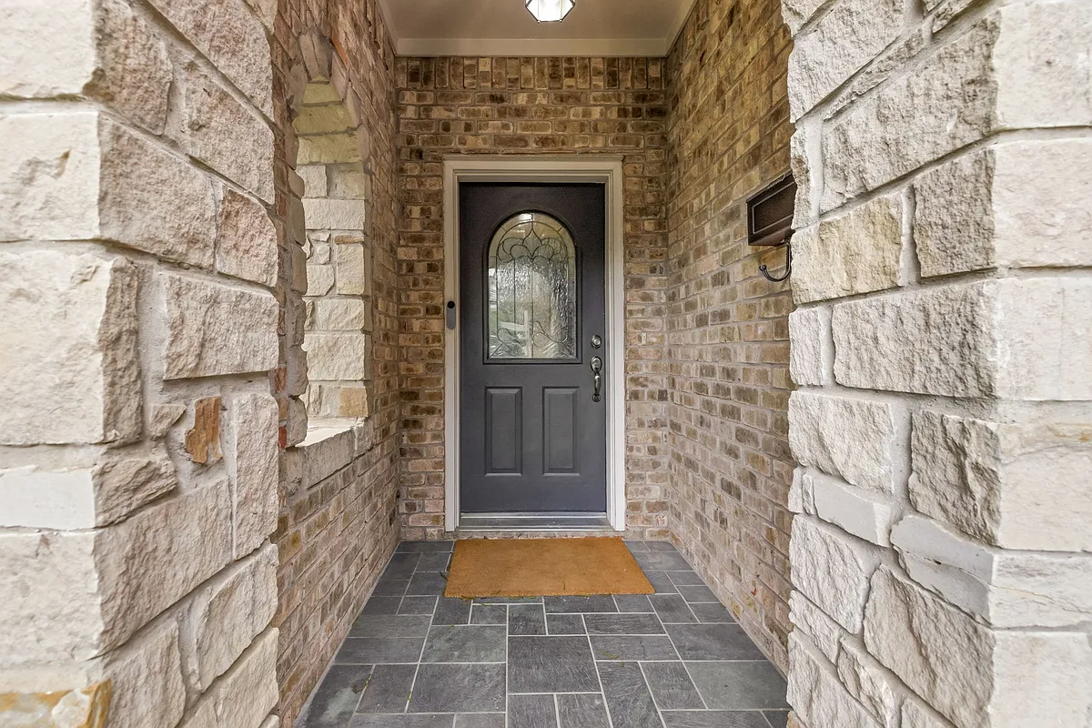 Building Photo - 10 Stonebriar Ct